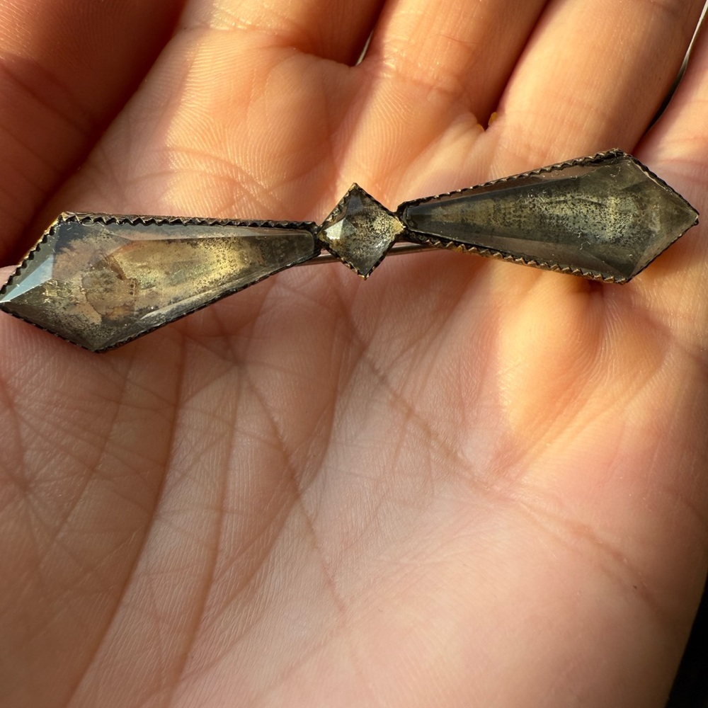 Vintage Art Deco Bow Silver Geometric “C” Clasp Brooch